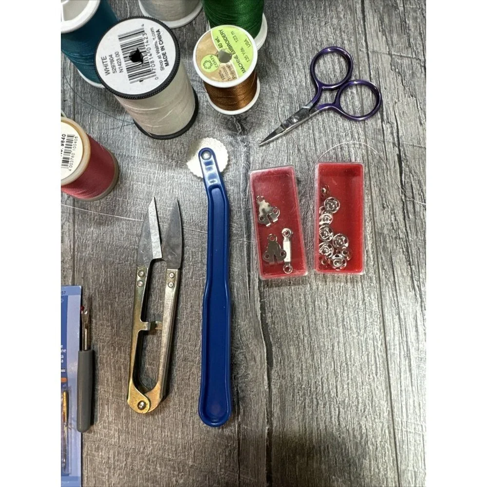 Vintage 70s Sewing Box Carrying Wood Handle Removable Plastic Tray & Extras Lot - Picture 10 of 16
